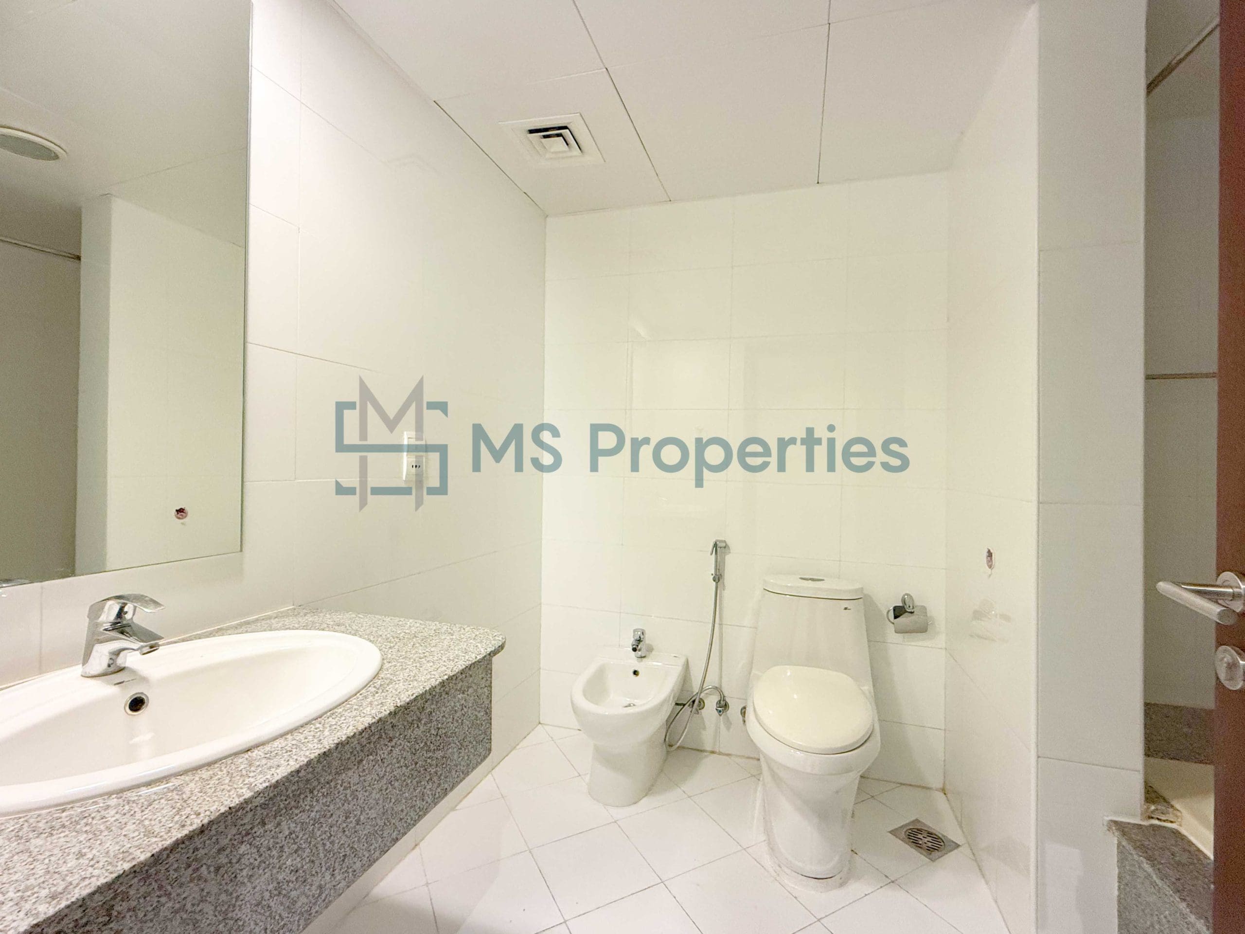 Perfect Space 1BR+Office Apartment with Balcony