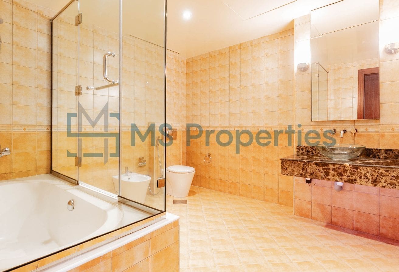 Stunning 2 BHK w/ Balcony | Sea and City View