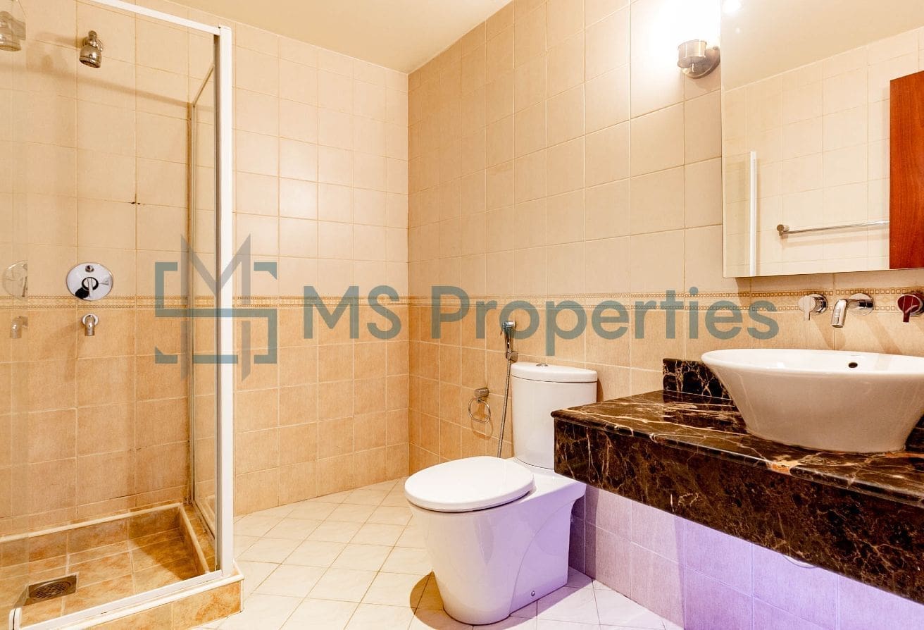 Stunning 2 BHK w/ Balcony | Sea and City View