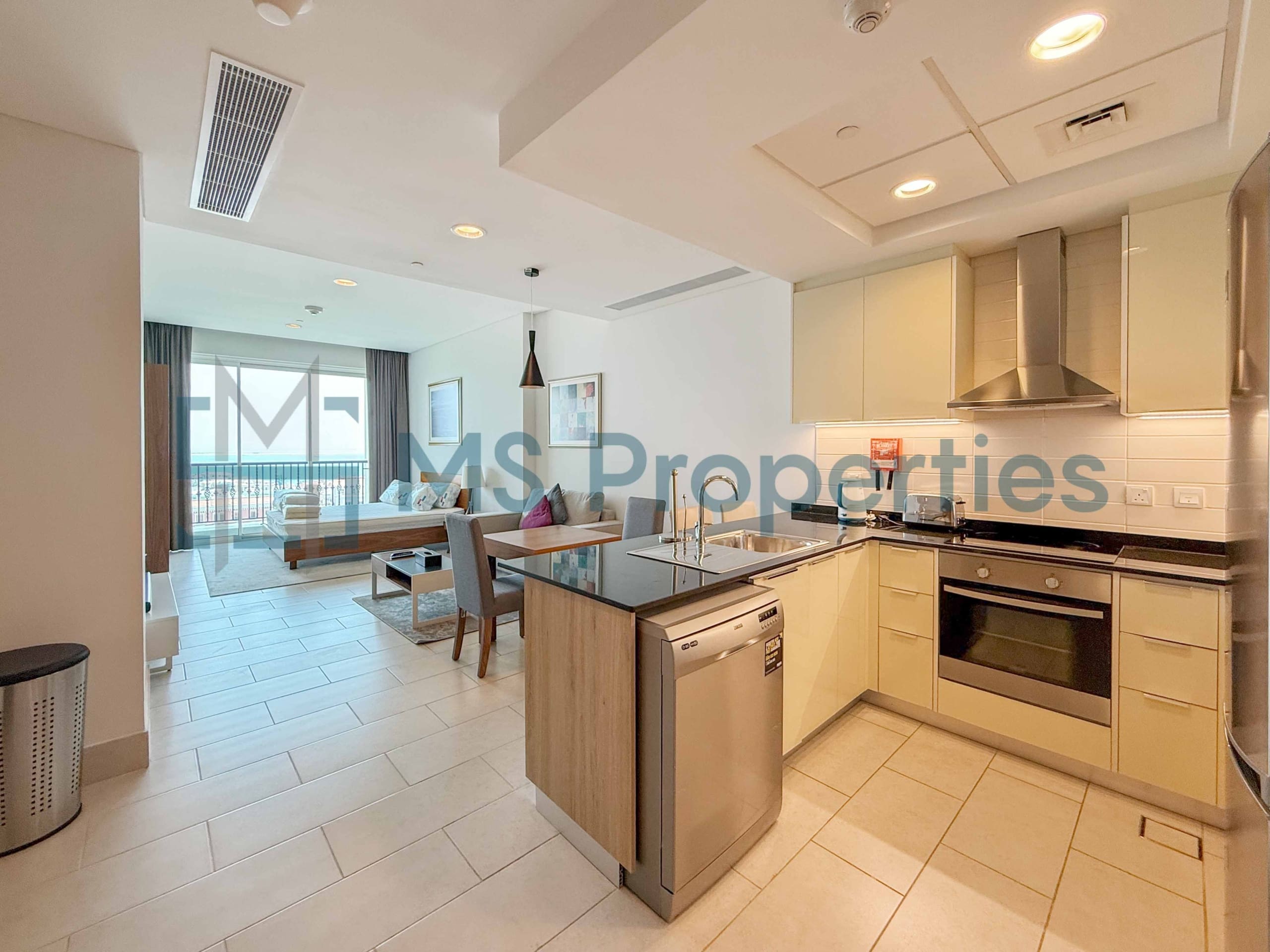 No Commission Cozy Studio w/ Balcony | Bills Included