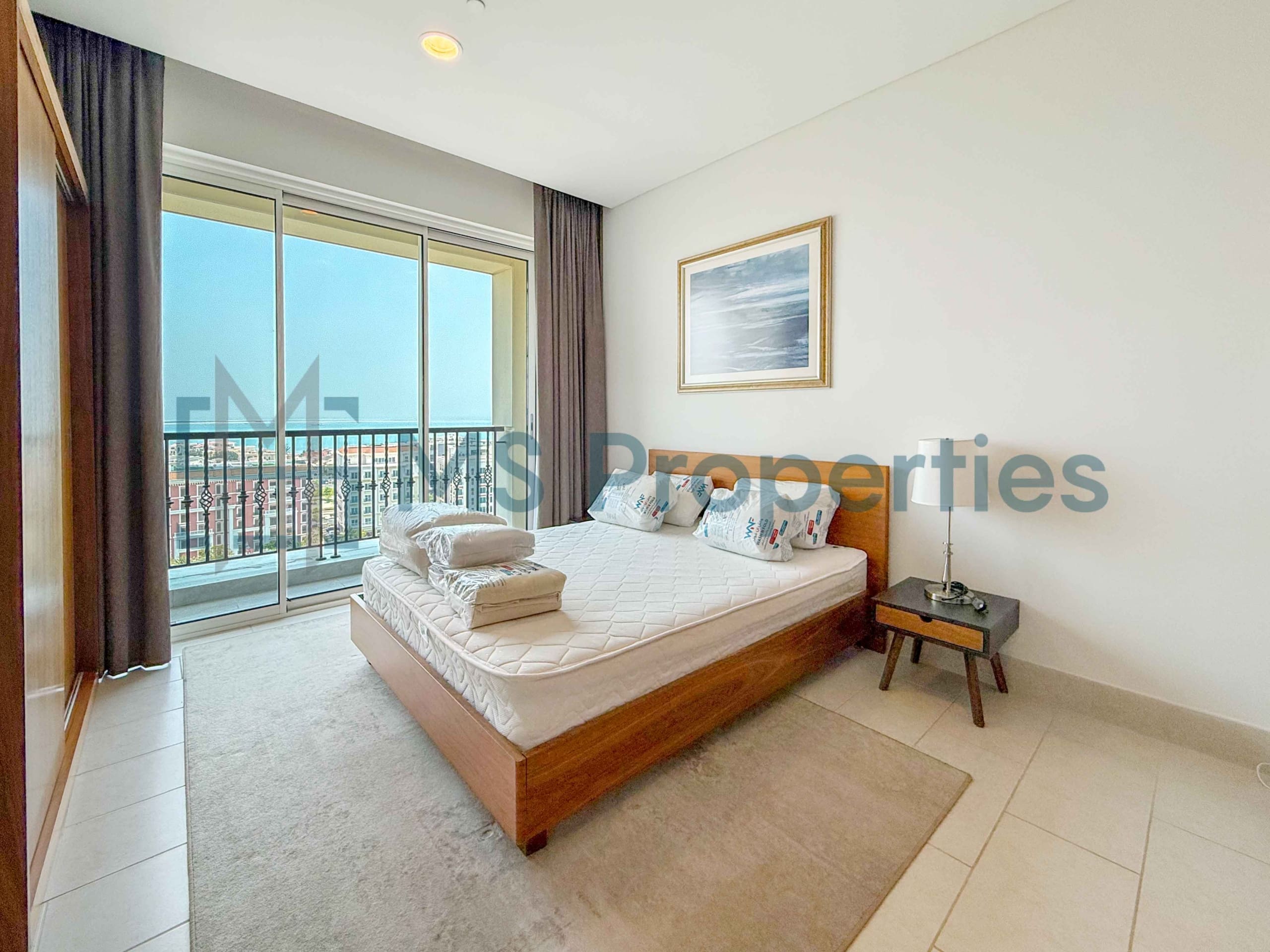 No Commission Cozy Studio w/ Balcony | Bills Included