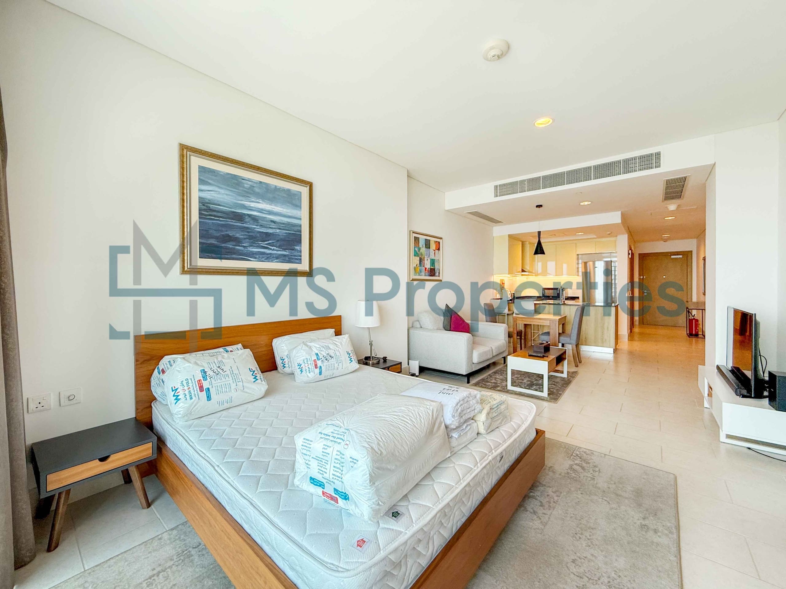 No Commission Cozy Studio w/ Balcony | Bills Included